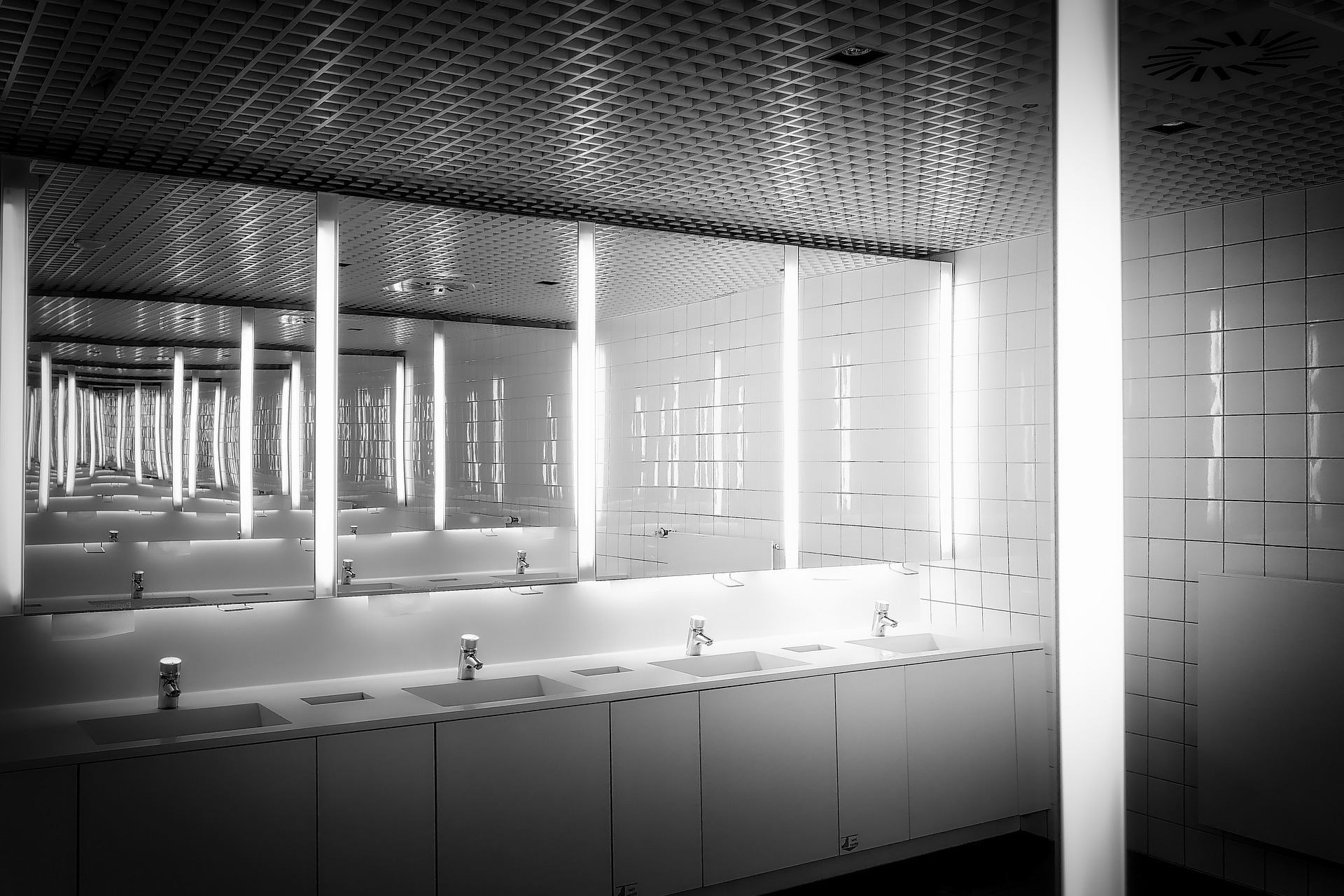 washroom-5024128_1920